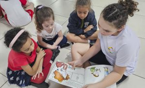 Alunos do Year 5 e alunos do Projeto Revoada compartilham vivências